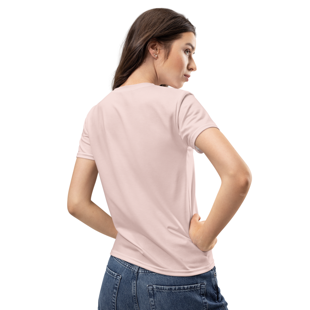 Woman wearing a light peach t-shirt and blue jeans 