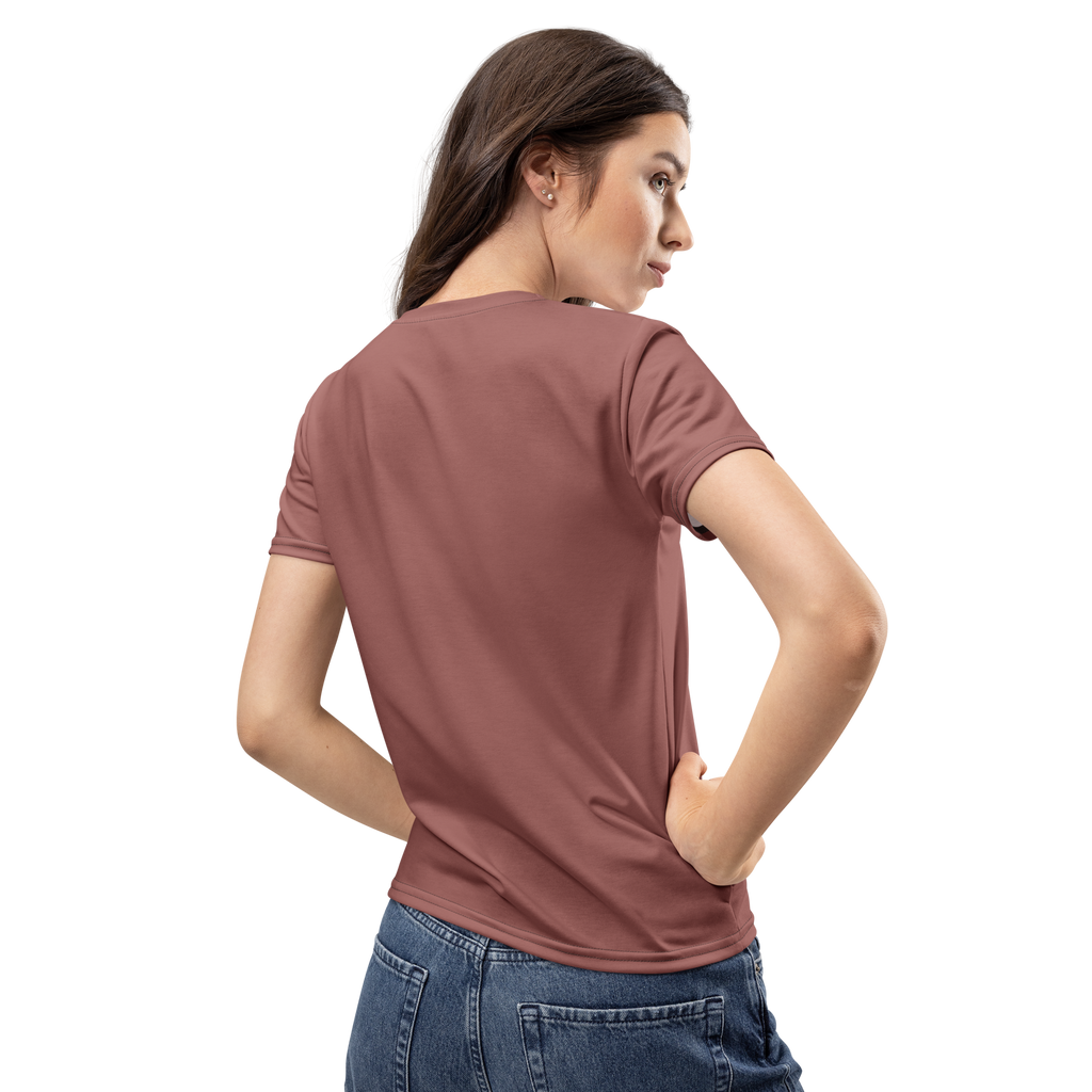 Woman wearing a mauve t-shirt and blue jeans 