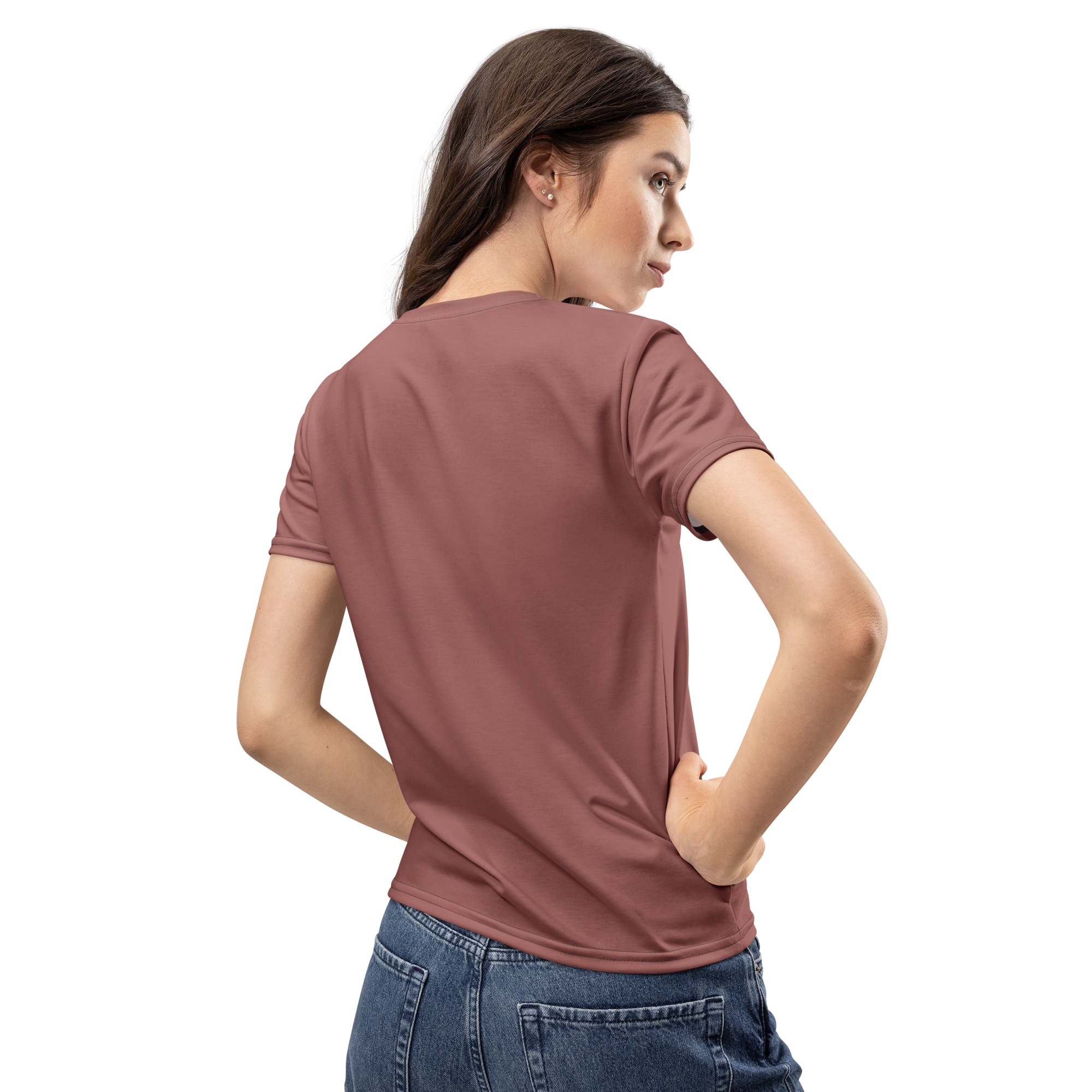Woman wearing a mauve t-shirt and blue jeans 