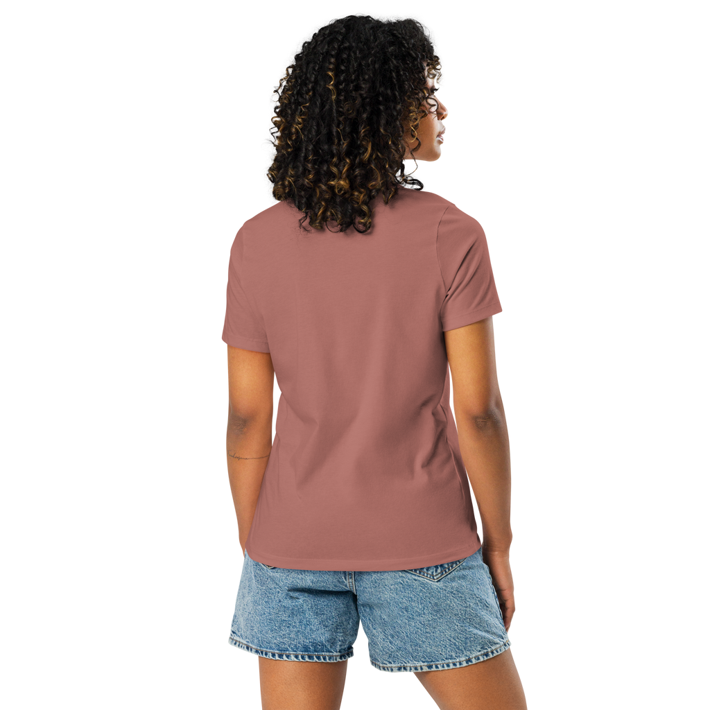 Woman wearing a mauve t-shirt and denim shorts 
